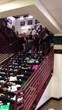 Des lycéens fêtent le dernier jour d'école en jetant des tonnes de papier