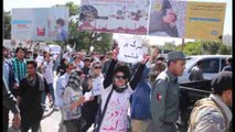 Decenas de afganos protestan en Kabul, tras el sangriento atentado con coche bomba