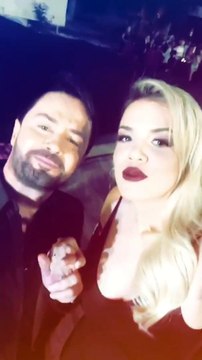 SHOKON SINAN HOXHA, SHPËRTHEN NË SHARRJE NDAJ KËNGËTARES