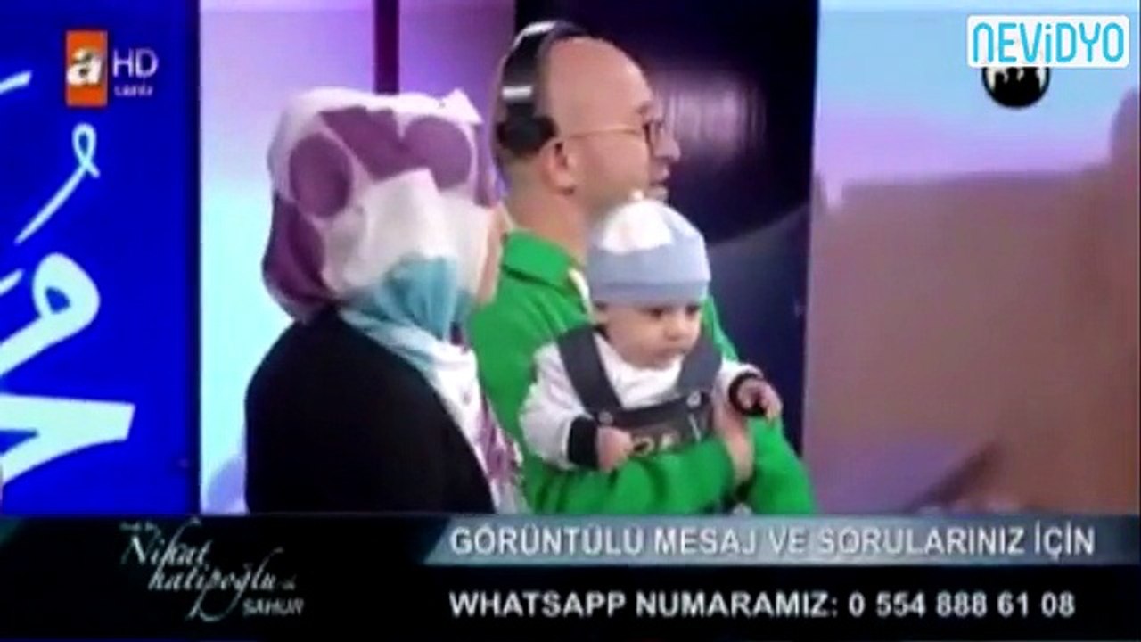 Nihat Hatipoğlu canlı yayında bebeğin kulağına ezan okudu