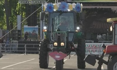 Tarian dan Manuver Traktor Hibur Warga Belarus