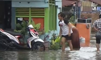 Korban Banjir di Padang Nantikan Bantuan Makanan