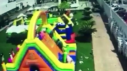 Un parque totalmente inflamable es arrastrado con multiples niños por el viento