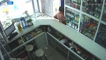 Nam thanh niên trộm điện thoại trong hiệu thuốc