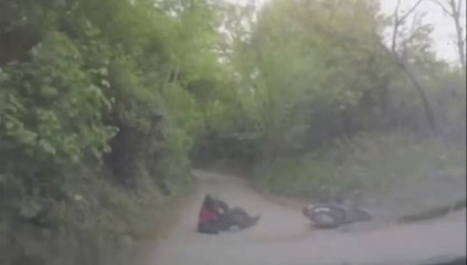 Mais d'ou vient ce motard qui s'ecrase sur cette voiture???