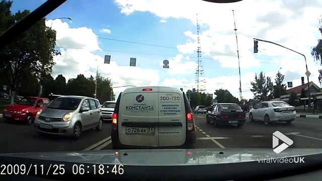 Une voiture fait un tonneau en arrivant trop vite à un croisement