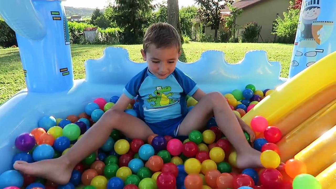 Château Gonflable et Piscine à Balles -)