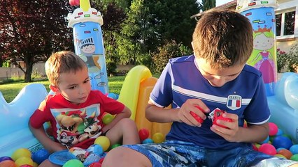 Ouverture des oeufs de la Pêche aux Surprises du Château Gonflable !