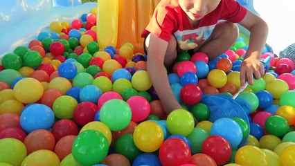 Pêche aux Surprises dans un Château Gonflable -)