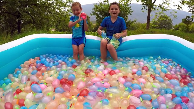 Bataille Géante avec 1500 Bombes à Eau dans une Piscine ! - Bomb A-O Bunch O Balloons Pool - 2_2