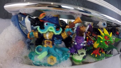 COIFFURES EN MOUSSE et Pêche Surprise de Skylanders dans un Bain de Mousse Géant