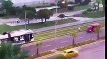 Raylarda namaz kılarak tramvayı durduran kişi tepki çekti