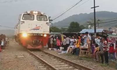 Para Pedagang Ini Nekat Jualan di Lintasan Kereta Api