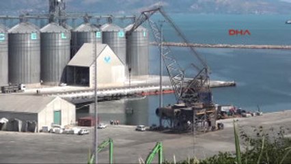 Balıkesir Bandırma Limanı'nda Batan Gemiden Ilk Konteyner Çıkarıldı