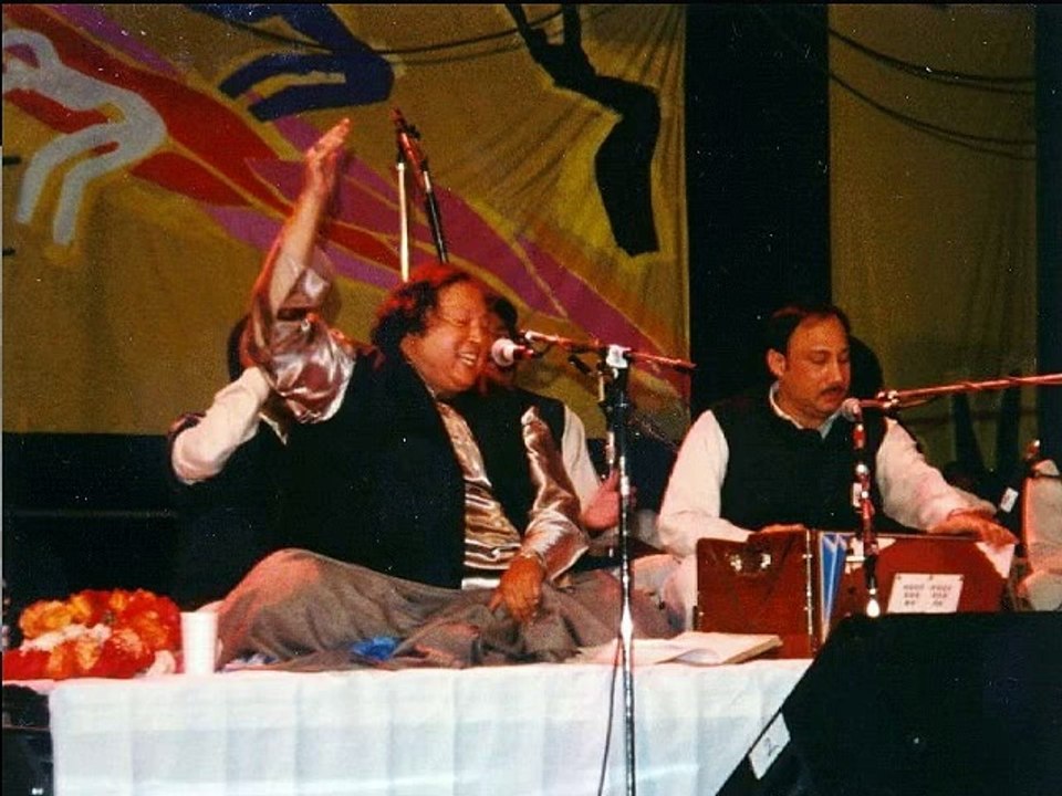 NUSRAT FATEH ALI KHAN - Raat Ki Teergi Se Na Mayoos Ho