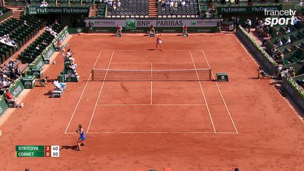 Roland-Garros 2017 : Alize Cornet sauve une balle de break d'un amorti bien senti (2-0)