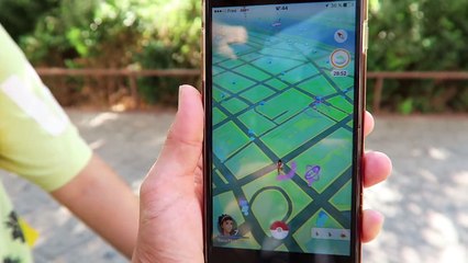 Télécharger la video: VLOG - LA CHASSE DE JEUNES DRESSEURS POKEMON GO - Pokémon RARE - 2_2