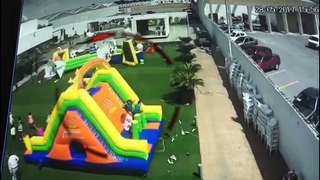 Ce château gonflable s’est envolé avec le vent… et les enfants avec