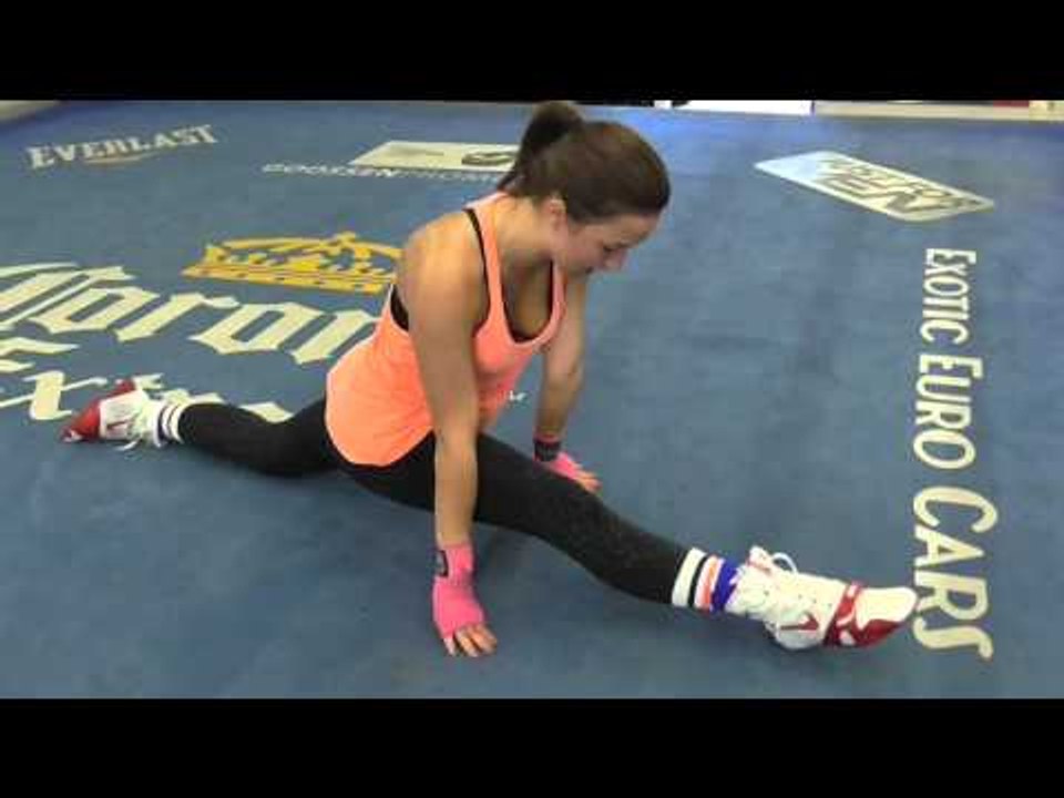 Super Flexable & Pretty Boxer Does Splits EASY! EsNews Boxing