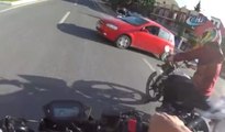 Motosiklet sürücüsü kaskı sayesinde hayata tutundu...Kaza anı kamerada