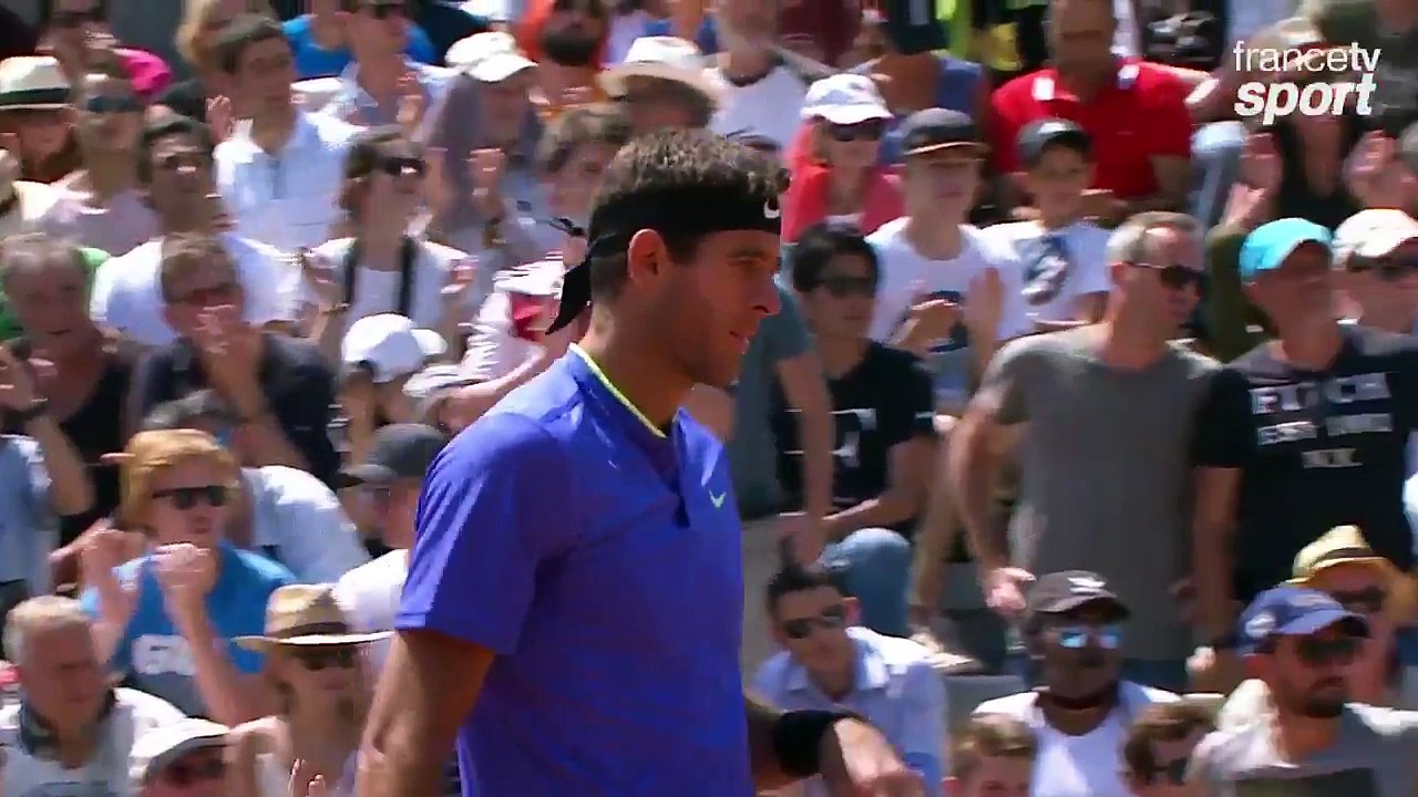 En larmes, blessé, Nicolas Almagro est réconforté par Juan-Martin Del Potro