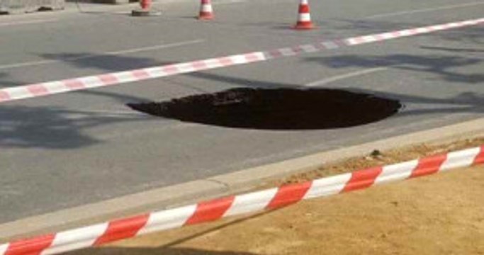 Beşiktaş Barbaros Bulvarı'nda Yol Çöktü, Trafik Durdu