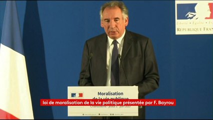 "Les élus ne pourront pas exercer plus de trois mandats successifs" annonce Bayrou