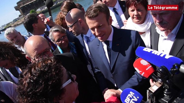 Macron en Bretagne. Une enseignante en colère interpelle le président