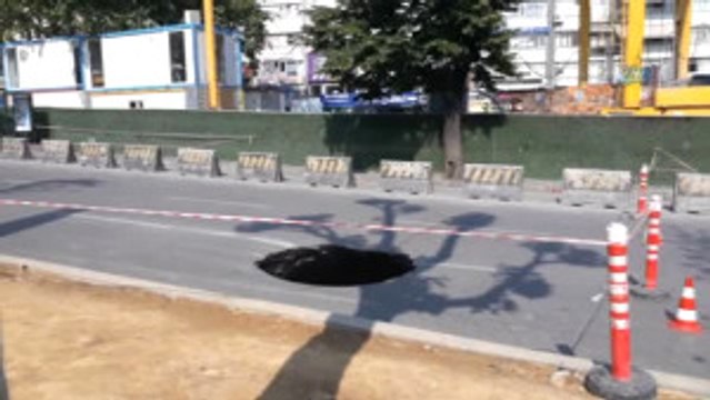 Beşiktaş Barbaros Bulvarı'nda Yol Çöktü, Trafik Durdu