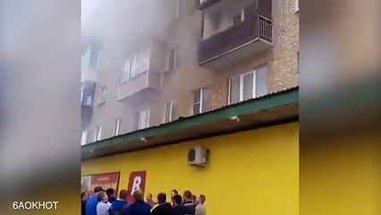 Ce père sauve ses enfants d'un immeuble en feu en les lançant pas la fenêtre