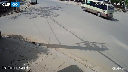 Nam thanh niên chạy tốc độ bàn thờ và cái kết