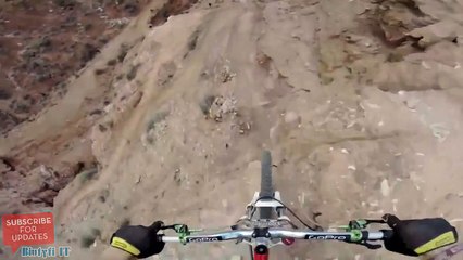 (POV) Backflip en VTT au-dessus d'un canyon