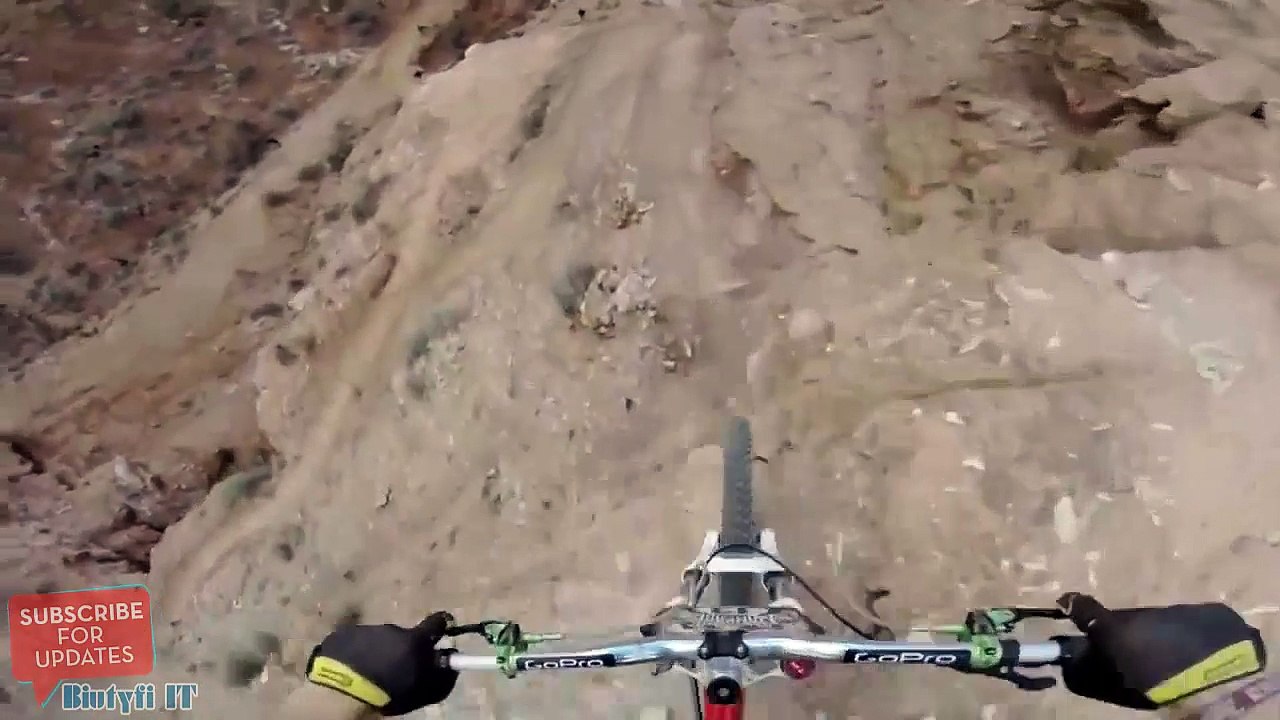 (POV) Backflip en VTT au-dessus d'un canyon