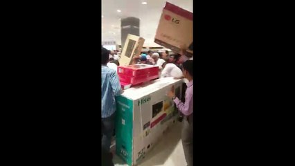 30 Minutes free sale in Lalu Mall Abu Dhabi- Everything was free for 30 minutes