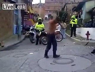 LiveLeak - Colombian cops stop a man with a machete in a very pro way