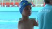 Un petit garçon de 6 ans né sans bras médaillé d'or en natation