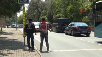 Istanbul Polisinden Okul Önlerinde Uyuşturucu Denetimi
