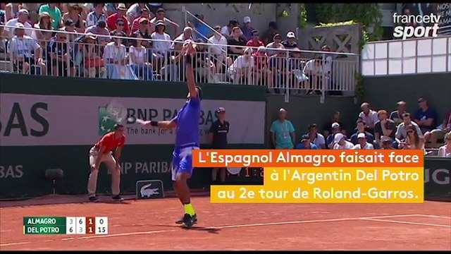 Roland-Garros : il s'effondre et fond en larmes, son adversaire vient le  consoler - Vidéo Dailymotion