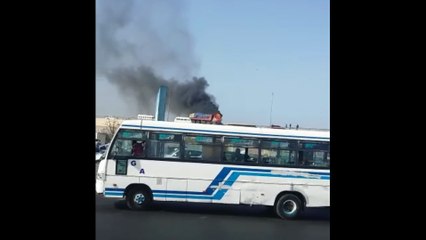 Un camion qui prend feu sur l'autoroute à péage