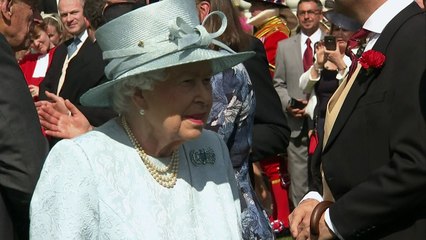 Cheerful Queen hosts garden party at Buckingham Palace