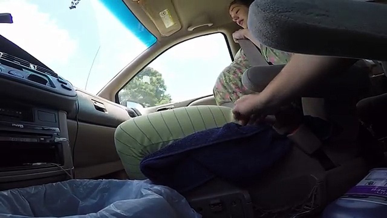 Pendant leur trajet en voiture, un homme filme sa femme et assiste à un moment inoubliable !