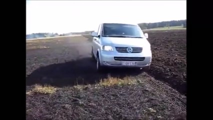 volkswagen Transporter ile Tarla süren Adam