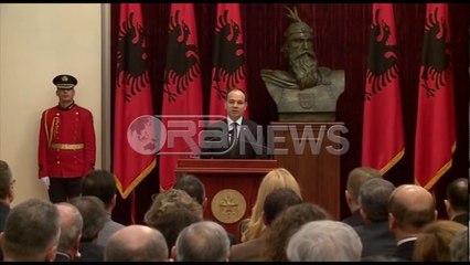 Ora News – Nishani dekoron ish-studentë e ish-pedagogë të grevës së urisë së ‘91