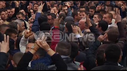 Ora News – Vajza e Azem Hajdarit në sheshin e protestës për zgjedhje të ndershme