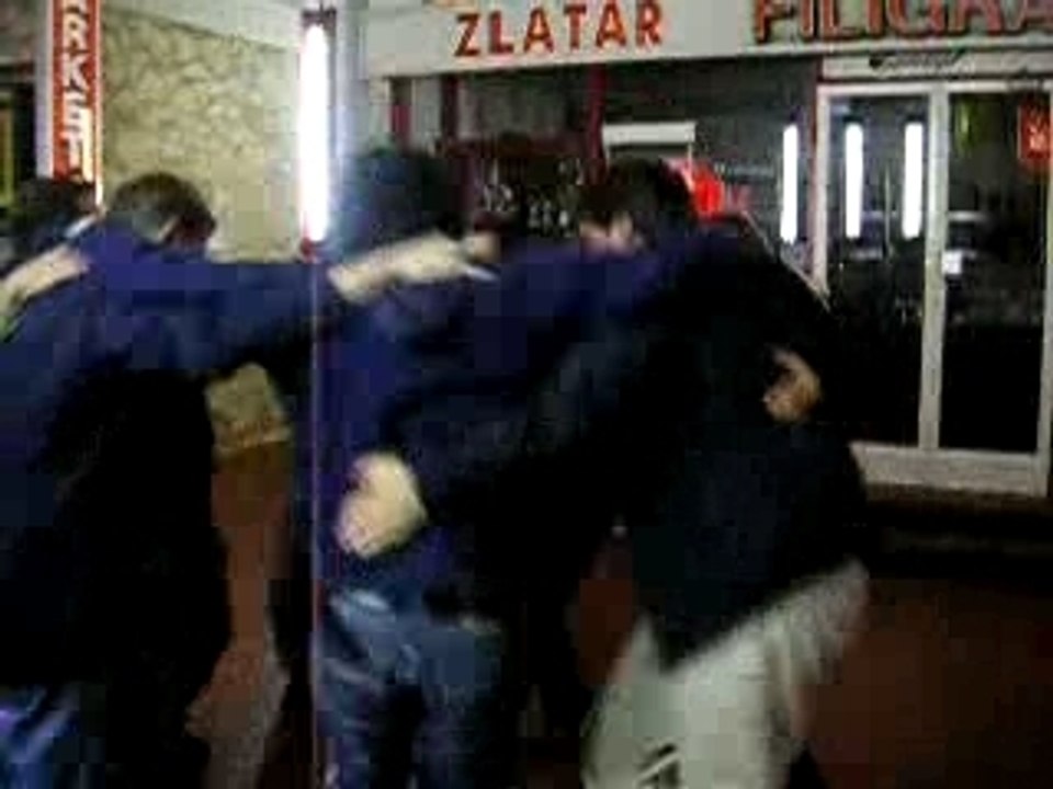 Studenten tanzen im Kreis