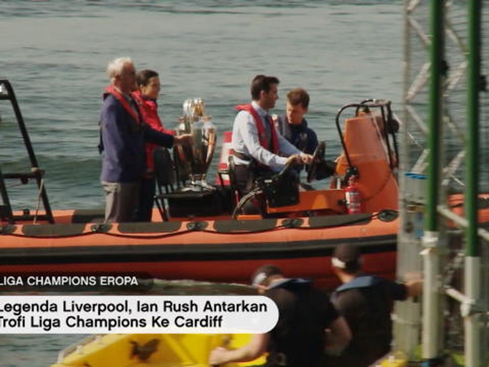 VIRAL: Sepakbola: Legenda Liverpool, Ian Rush Antarkan Trofi Liga Champions Ke Cardiff