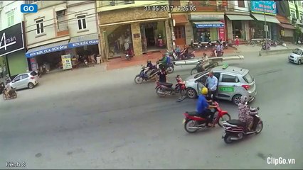 Nam thanh niên phóng tốc độ bàn thờ tông taxi ngã SML