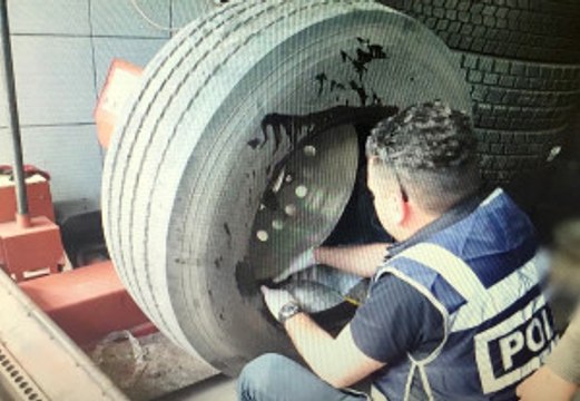 Aramada Bir Şey Bulamayan Polis Lastiği Açınca Gözlerine İnanamadı: Tam 147 Kilo Esrar