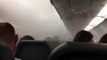 En plein vol, cet avion se remplit de vapeur d'eau qui va créer un epais brouillard