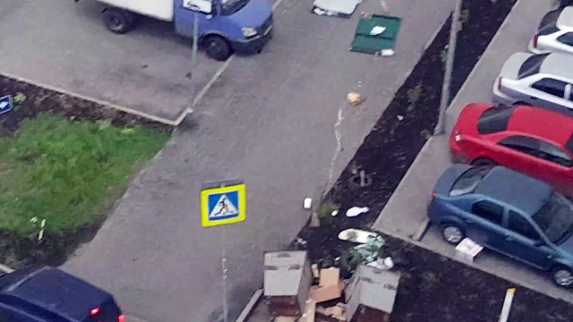 Cet homme a faillit se faire écraser par une énorme poubelle emportée par la tempête... Chanceux